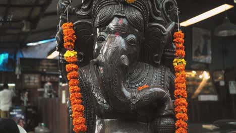Eine-Detaillierte-Nahaufnahme-Zeigt-Die-Exquisite-Skulptur-Von-Ganesha,-Auch-Bekannt-Als-Ganapati,-Der-Verehrte-Hinduistische-Gott,-Die-Am-31.08.2023-In-Einem-Lokalen-Indischen-Restaurant-In-Panaji,-Goa,-Indien,-Ausgestellt-Ist