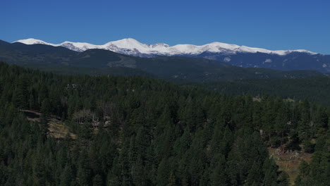 Filmische-Luftdrohne-Erster-Schnee-Auf-Dem-Mount-Blue-Sky-Evans-14er-Peak-Frühherbst-Herbst-Schöner-Blauer-Vogel-Klarer-Morgen-Sonnenaufgang-Tag-Colorado-Rocky-Mountains-Vorwärtsschwenkbewegung