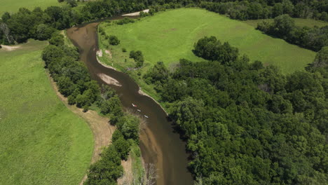 Luftaufnahme-Eines-Flusses,-Der-Im-Sommer-Durch-Den-Wald-Fließt,-Oronoco,-Minnesota,-USA---Drohnenaufnahme