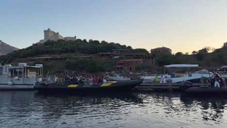 Ausflugsboot-Im-Dorf-Girolata-Im-Naturschutzgebiet-Der-Halbinsel-Scandola-In-Der-Sommersaison,-Insel-Korsika-In-Frankreich