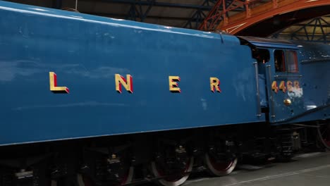 Toma-Panorámica-De-Un-Tren-Interior-En-El-Museo-Nacional-Del-Ferrocarril-En-York.