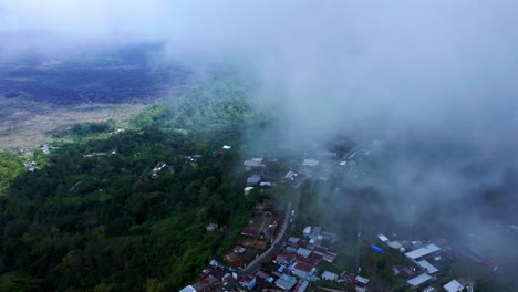 Nubes-Sobre-El-Pueblo-Asiático-De-Kintamani-Cerca-Del-Monte-Batur-En-Bangli-Regency,-Bali,-Indonesia