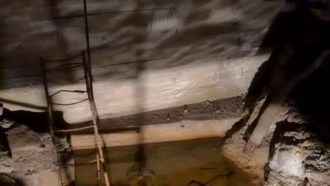 Almacenamiento-De-Agua-Subterránea-Con-Impresionante-Sombra-De-Agua-En-El-Museo-Del-Carbón-En-Estonia-Ida-Virumaa