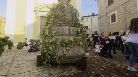 Famous-grape-harvest-festival-of-medieval-Penna-in-Teverina-town-with-decorated-houses-and-streets,-Italy