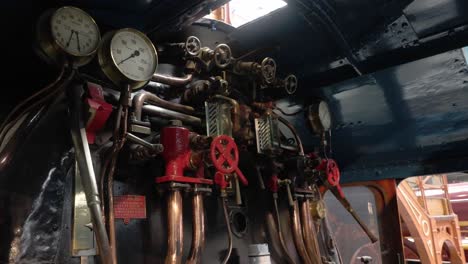 Toma-Interior-De-La-Cabina-Del-Conductor-De-Un-Tren-Dentro-Del-Museo-Nacional-Del-Ferrocarril-En-York