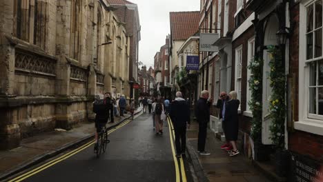 Toma-Manual-De-Turistas-Caminando-Por-El-Centro-De-La-Ciudad-De-York-En-Un-Día-Nublado.