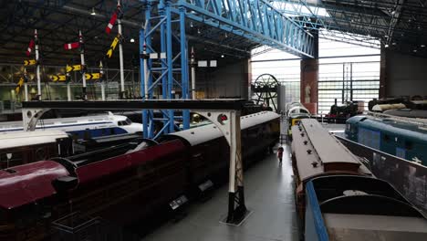 Toma-Panorámica-De-La-Vasta-Colección-De-Trenes-En-El-Museo-Nacional-Del-Ferrocarril-En-York.