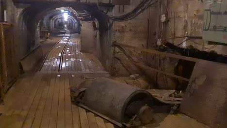 Túneles-Subterráneos-Largos-Y-Estrechos-En-El-Museo-Del-Carbón-En-Estonia-Museo-De-La-Mina-Ida-Virumaa