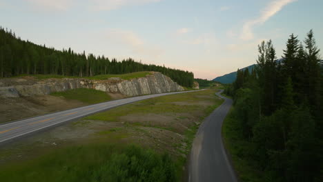 Sección-Panorámica-De-La-Autopista-E6-En-El-Norte-De-Noruega-A-Medida-Que-Desciende-La-Oscuridad