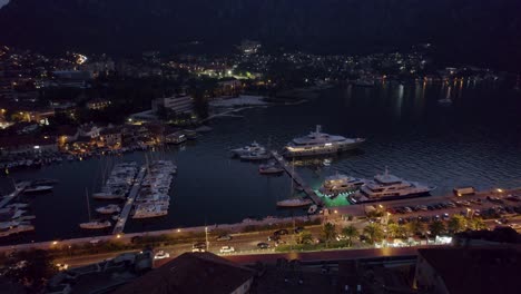 Luftaufnahme-Von-Yachten-Und-Segelbooten-Im-Hafen-Von-Kotor-In-Montenegro-Bei-Nacht