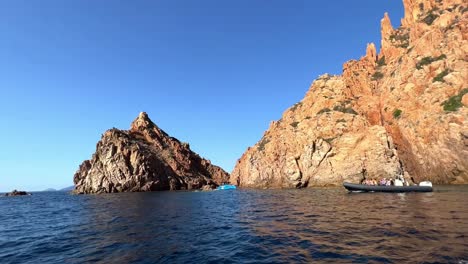Ausflugsboot-An-Den-Vulkanischen-Erodierten-Felsformationen-Calanques-De-Piana-Auf-Der-Insel-Korsika-In-Der-Sommersaison,-Frankreich
