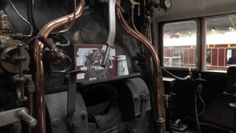 Disparo-Inclinado-Dentro-De-La-Cabina-De-Un-Tren-De-Vapor-En-El-Museo-Nacional-Del-Ferrocarril-En-York