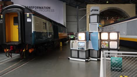 Toma-Panorámica-De-Trenes-Antiguos-Que-Quedan-En-El-Museo-Nacional-Del-Ferrocarril-En-York.