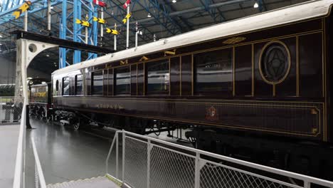 Toma-Panorámica-De-Un-Tren-Antiguo-En-El-Museo-Nacional-Del-Ferrocarril-En-York.