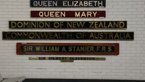 Kippende-Aufnahme-Von-Plaketten-Mit-Königlichen-Namen-Von-Zügen-Im-National-Railway-Museum-In-York