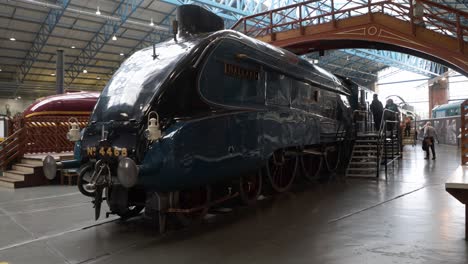 Toma-Panorámica-De-Un-Puente-Sobre-Trenes-Antiguos-En-El-Museo-Nacional-Del-Ferrocarril-En-York.