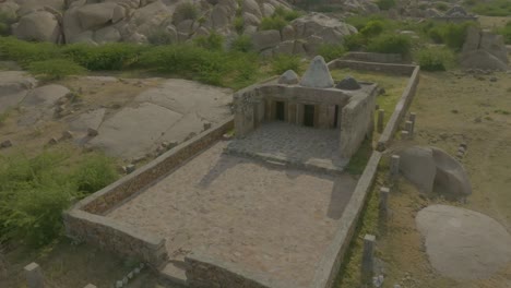 Vista-Aérea-Del-Antiguo-Templo-Hindú-En-Nagarparkar.