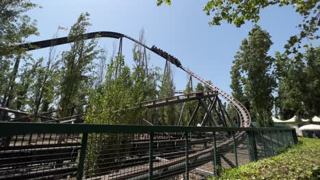 Achterbahnfahrt-Im-Vergnügungspark