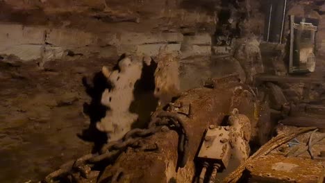 Riesige-Tunnelwandschleifmaschine,-Die-Nach-Einer-Demonstration-Im-Unterirdischen-Kohlemuseum-In-Estland-Ida-Virumaa-Kaevandus-Muuseum-Bewegt-Und-Gestoppt-Wird