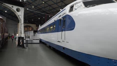 Toma-Panorámica-De-Un-Tren-Japonés-En-El-Museo-Nacional-Del-Ferrocarril-En-York.