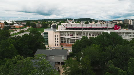 Revelación-Ascendente-Del-Exterior-Lateral-Del-Estadio-Razorback-En-Fayetteville,-Arkansas.