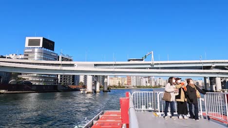 Touristen-Auf-Dem-Dach-Eines-Bootes,-Die-Fotos-Machen