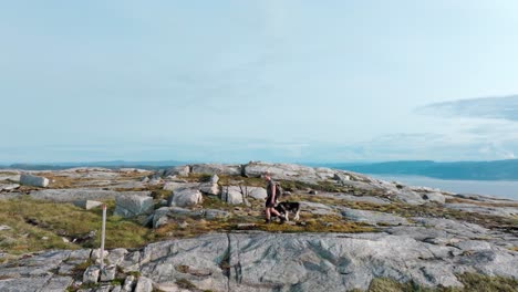 Mann-Und-Hund-Auf-Einer-Wanderung-Am-Berg-Blaheia-In-Nordland,-Norwegen