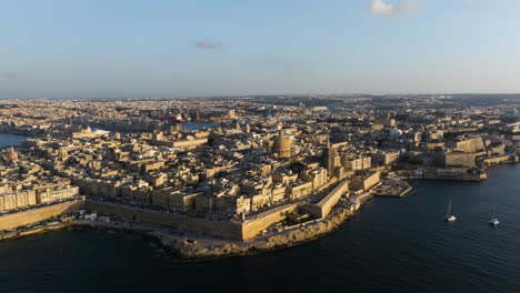 Toma-Panorámica-De-Un-Dron-Que-Rodea-El-Centro-De-La-Valeta,-Ciudad-Capital-De-Malta
