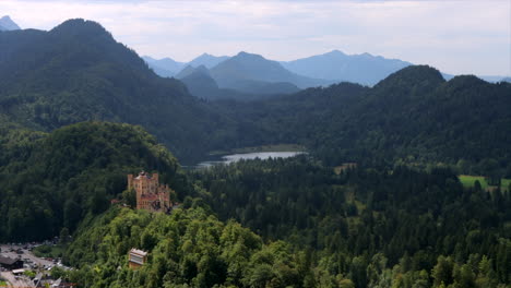 Castillo-De-Hohenschwangau-En-Una-Colina-Con-Vistas-Al-Lago-Alpsee-En-Schwangau,-Alemania