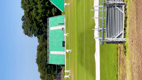 Sonniger-Cricket-Tag-Im-Malahide-Cricket-Club:-Aktiver-Sport-Und-Teamgeist-In-Irland