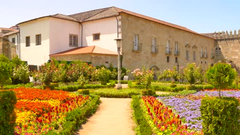 Magníficos-Jardines-Coloridos-En-El-Palacio-Episcopal-De-Braga,-Portugal
