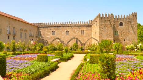 Touristen-Spazieren-Im-Garten-Des-Bischofspalastes-In-Braga,-Portugal