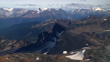 Malerische-Aussicht-Auf-Den-Black-Tusk-In-Der-Nähe-Von-Garibaldi,-British-Columbia,-Kanada