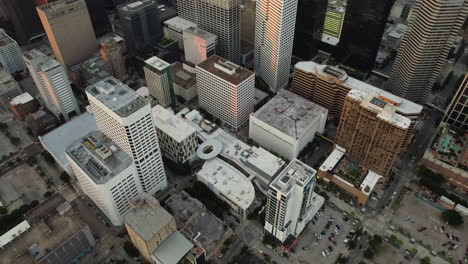Aerial-view-tilting-away-from-the-GreenStreet,-sunny-evening-in-Houston,-USA