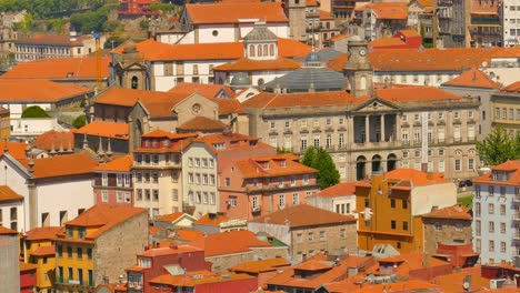 Paisaje-Urbano-Con-Tejados-Rojos-En-La-Histórica-Ciudad-De-Oporto,-Portugal,-Europa-Del-Sur.