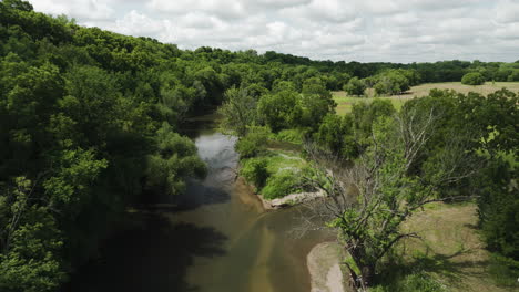 Mittlere-Gabelung-Des-Zumbro-River,-Der-Durch-Die-Vegetation-In-Oronoco,-Minnesota,-USA-Fließt
