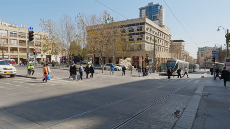 Blick-Auf-Das-Zentrum-Von-Jerusalem-An-Einem-Sonnigen-Tag,-Abraham-Hostel-Im-Hintergrund