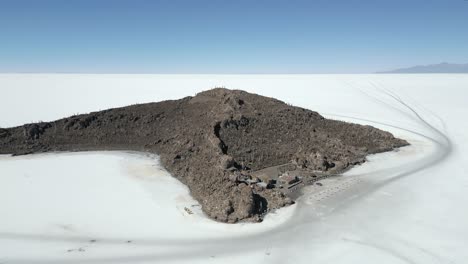 Salar-de-Uyuni-base-camp-at-the-Andes-mountains-in-Bolivia,-aerial-dolly-out-ascending
