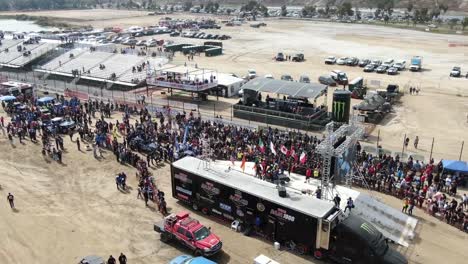 Gente-Disfrutando-Del-Evento-De-Carrera-Baja-500-En-México