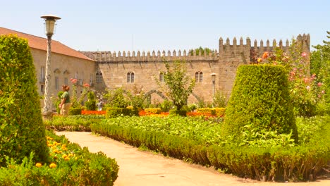 Turistas-Caminando-En-El-Jardín-Del-Palacio-Episcopal-En-Un-Día-Soleado---Braga-Portugal