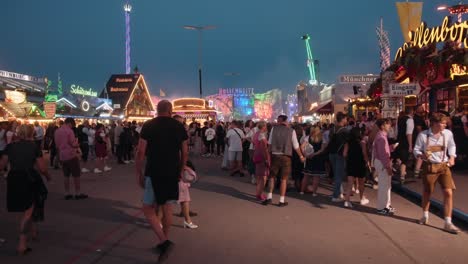 Adultos-Jóvenes-Y-Adolescentes-Se-Visten-Con-Ropa-Tradicional-Europea-Bailando-Y-Tocando-En-El-Festival