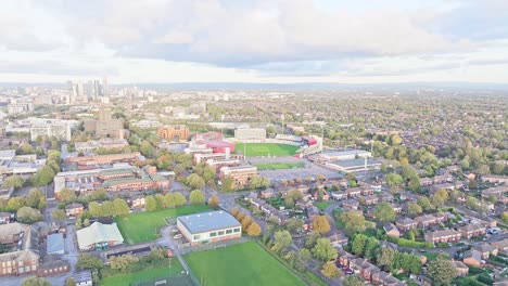 Manchesters-Städtisches-Wohngebiet-Mit-Altem-Trafford-Cricket-Ground,-Luftaufnahme-Mit-Hochhäusern-Im-Hintergrund