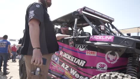 Gente-Revisando-Un-Coche-De-Rally-Con-Buggy-Preparado-Para-Correr-En-El-Desierto.