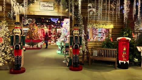 Una-Enorme-Exhibición-Navideña-Celebrada-En-Un-Gran-Centro-De-Jardinería-De-Leicestershire-En-El-Reino-Unido-Para-Que-Los-Compradores-Compren-Artículos-Navideños