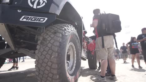 Menschen-Posieren-Neben-Einem-Buggy-Score-Rallyeauto-Bei-Einem-Wüstenrennen