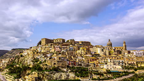 Eine-Standbildaufnahme-Eines-Panoramablicks-Auf-Eine-Antike-Stadt-Auf-Einem-Hügel-In-Italien