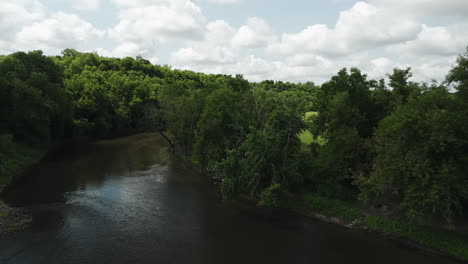 Peaceful-aerial-shot-of-Zumbro-river-in-Oronoco,-MN,-USA,-flying-above-water