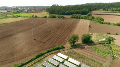 Sonnenkollektoren-In-Landwirtschaftlichen-Feldern,-Luftaufnahme