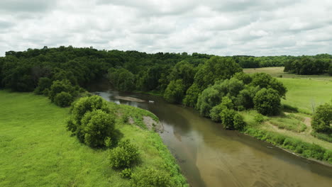 Naturaleza-Verde-Con-Un-Río-Tranquilo-Cerca-De-Oronoco-En-El-Condado-De-Olmsted,-Minnesota,-Estados-Unidos