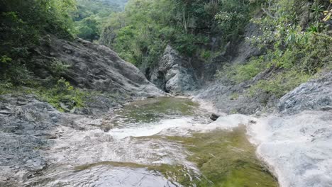 Agua-Que-Fluye-En-El-Desfiladero-Del-Río-En-Las-Yayitas,-Bani-En-República-Dominicana